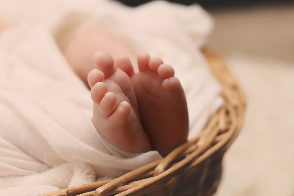 newborn-baby-feet-basket-